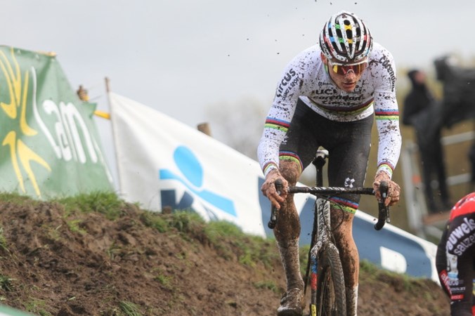 Van der Poel crosst zondagmiddag met het oog op het voorjaar: ‘Moeilijk te zeggen of de Amstel mogelijk is’