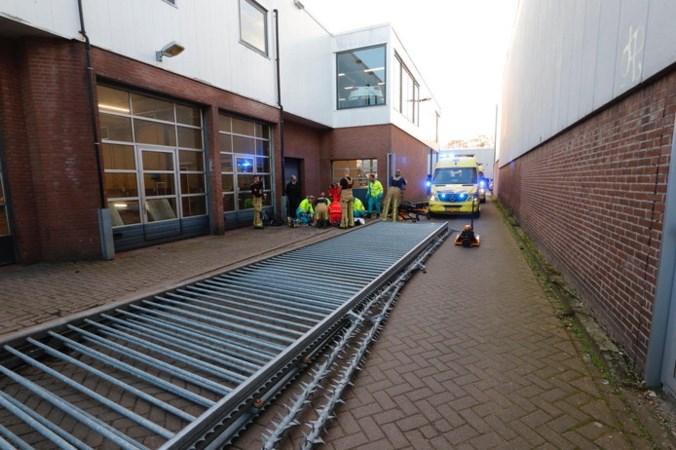 Man (50) overleden na ongeluk met schuifpoort