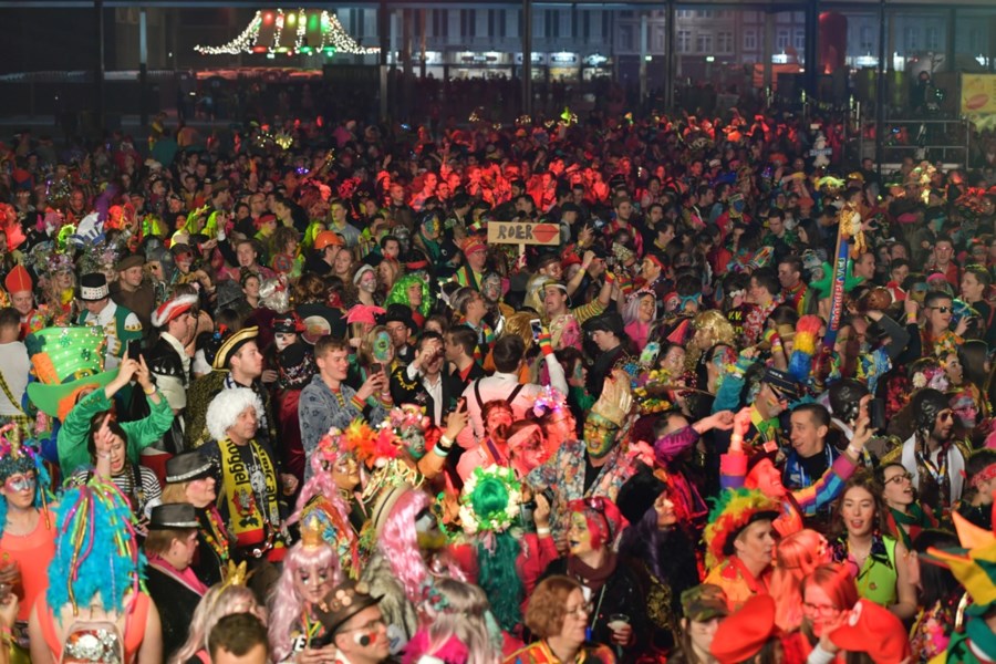Foto’s Limburg viert opening carnavalsseizoen De Limburger