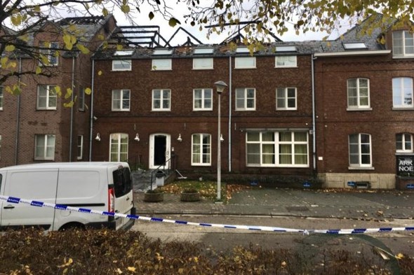 Toekomstig asielcentrum gaat onder luid applaus in vlammen op: ‘Laat de boel maar platbranden’