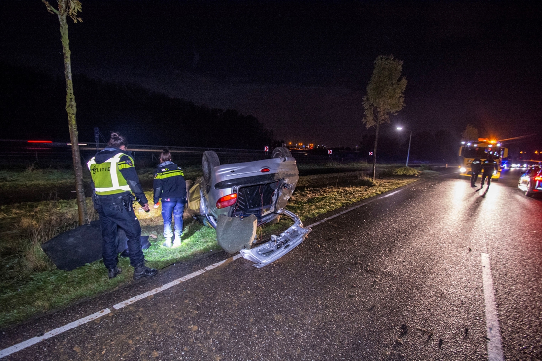 Auto ondersteboven in Belfeld, bestuurder gewond naar zieken... - De Limburger