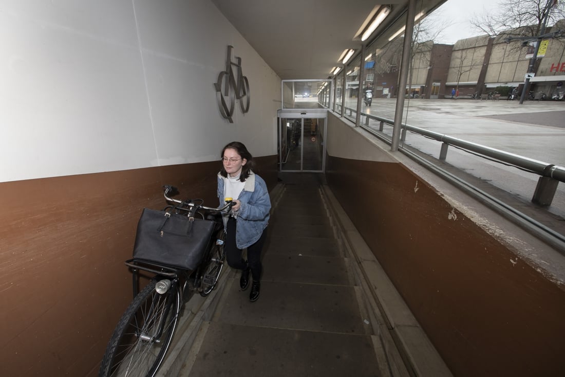 Aanpassing aan fietsenstalling Kloosterwandplein in Roermond: loopbanden op plek van huidige trap - De Limburger
