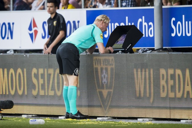 Aanvoerders en trainers eredivisie willen terughoudende VAR