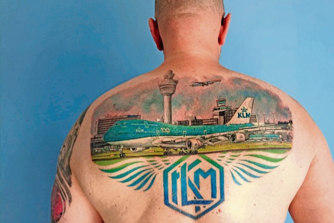 Schipholtatoeage op de rug uit liefde voor de KLM