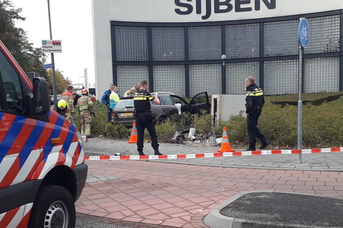 Auto ramt verkeerspaal en meterkast in Roermond - De Limburger