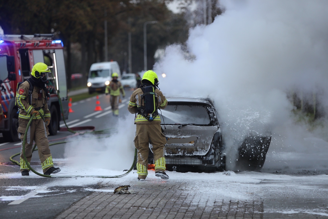 Auto vliegt tijdens het rijden in brand - De Limburger