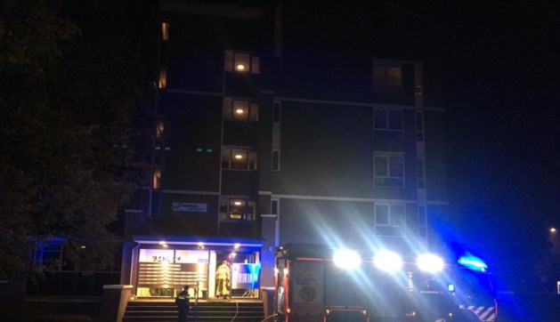 Video: Tientallen bewoners geëvacueerd bij brand in appartem... - De Limburger