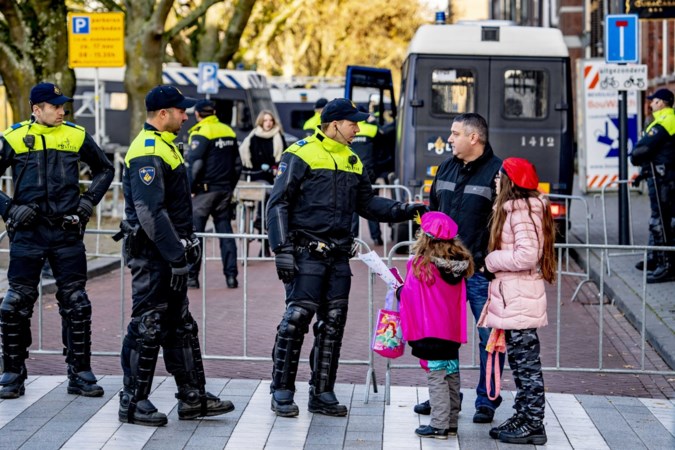 Rookbommen gegooid bij intocht Sint in Den Bosch: ‘Schaam je kapot!’