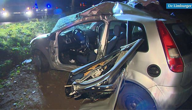 Video: Man komt om het leven bij crash tegen boom en kind (1) ernstig gewond - De Limburger