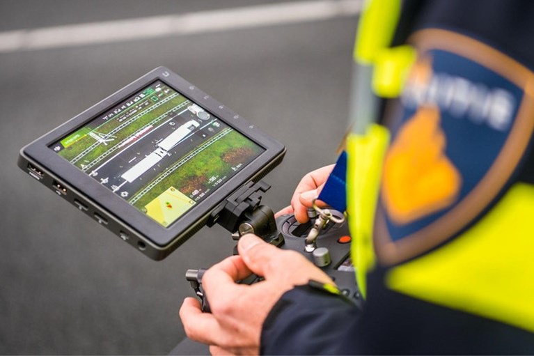 Automobilist overleden na ongeval met vrachtwagens op A2