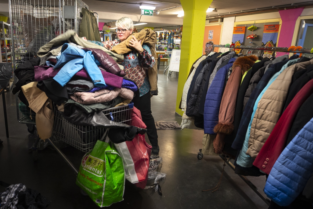 Janet Tel van De Grabbelton in Geleen krijgt kippenvel van berg aangeboden winterjassen - De Limburger