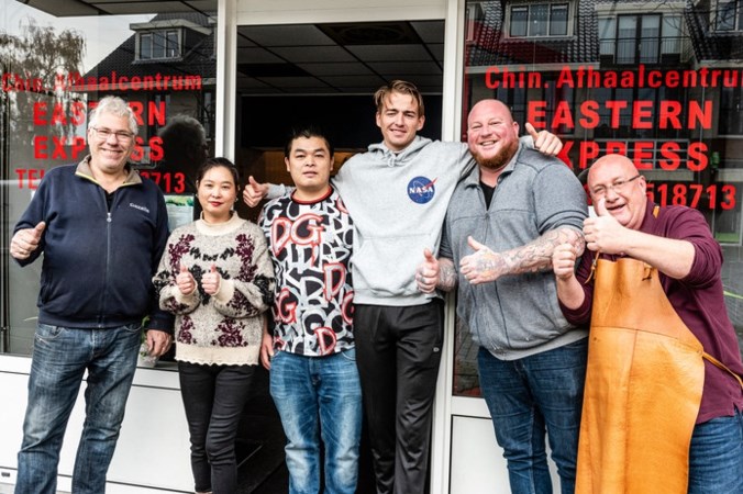 Heel dorp massaal aan de nasi en de loempia om Chinees te redden