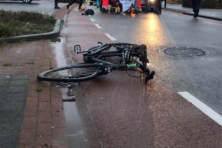Fietsster (16) ernstig gewond na aanrijding, traumaheli opgeroepen
