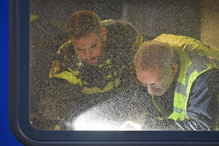 Trein bij Breda mogelijk beschoten, vijf ruiten gesneuveld