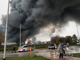 Video: Mogelijk asdeeltjes terechtgekomen in Middelaar na verwoestende brand in caravanstalling