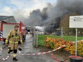 Video: Mogelijk asdeeltjes terechtgekomen in Middelaar na verwoestende brand in caravanstalling