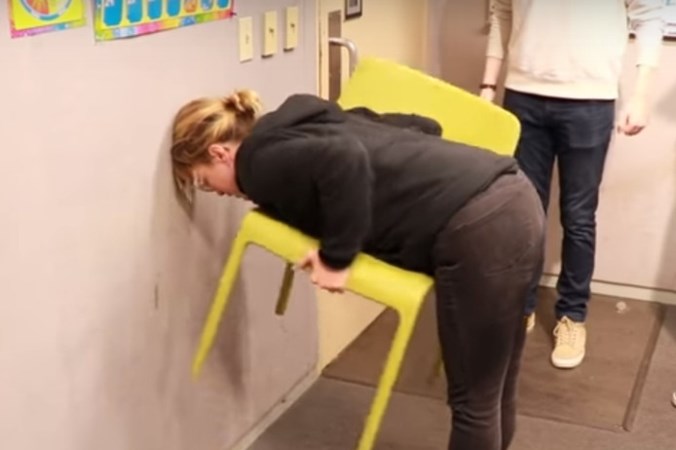 Maffe stoelchallenge gaat viraal: meeste vrouwen kunnen het maar mannen vaak niet