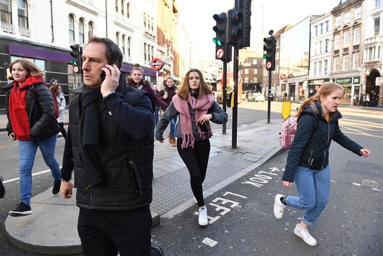 Terreurdaad Londen: twee voorbijgangers overleden, doodgeschoten dader droeg nepbom