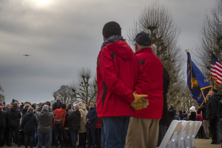 Ophef om kransen op oorlogskerkhof in Margraten