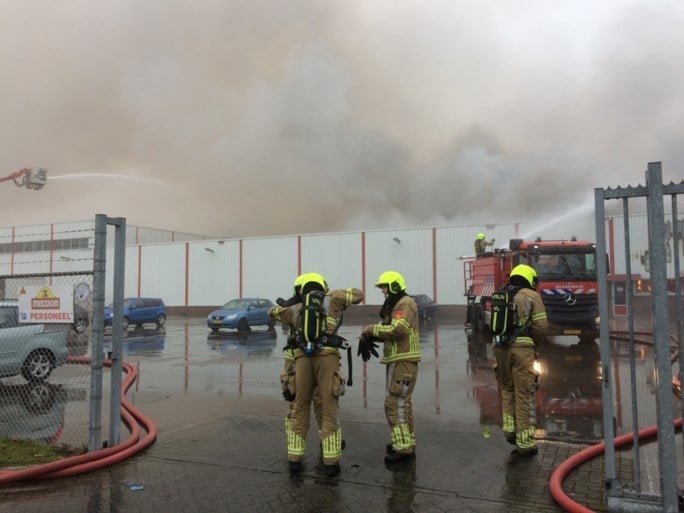 Video: Grote brand op bedrijventerrein Roermond onder controle