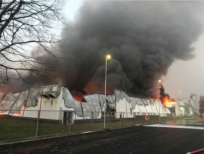 Video: Grote brand op bedrijventerrein Roermond onder controle