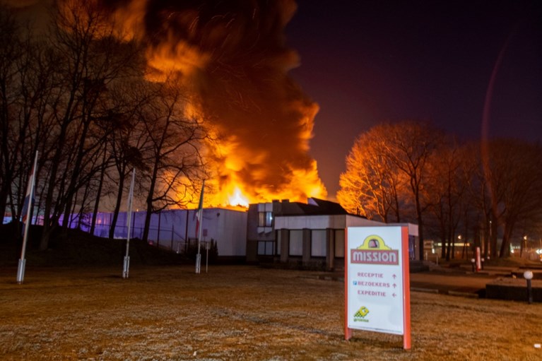 Video: Grote brand op bedrijventerrein Roermond onder controle
