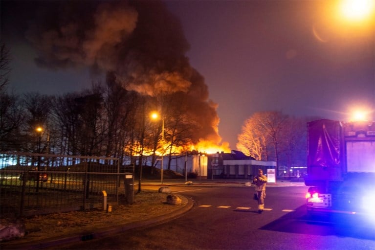 Video: Grote brand op bedrijventerrein Roermond onder controle