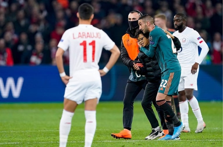 ‘Veldbestormer’ Lille-Ajax zet shirt Ziyech meteen te koop (of niet?)