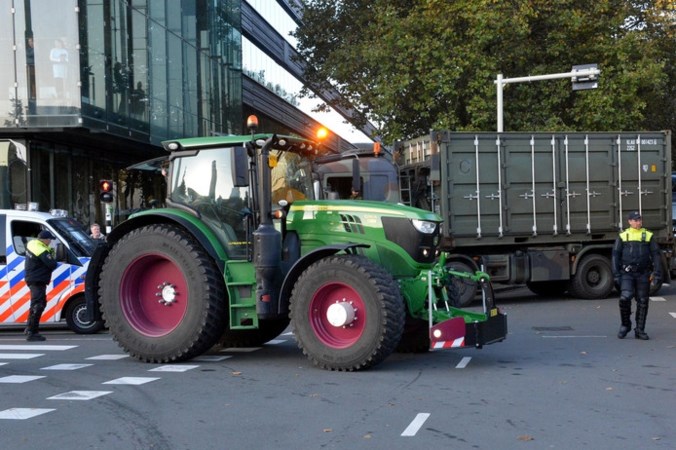 ‘Boerenblokkades bij distributiecentra gaan uitlopen op clash met legerinzet’