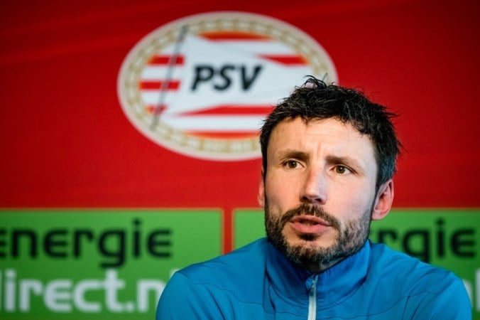 Van Bommel voelt geen zwaard boven zich bij PSV: ‘De situatie is duidelijk, wij móéten winnen’