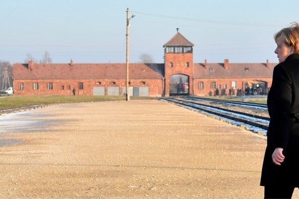Merkel schrijft geschiedenis met bezoek aan Auschwitz: ‘Ik sta hier met grote schaamte’