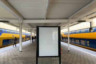 Duizenden reclameborden op NS-stations leeg, strop van tientallen miljoenen dreigt