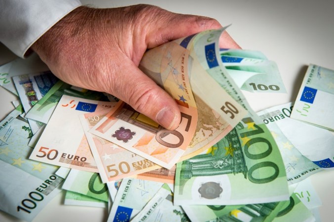 Man loopt tegen de lamp als koffer met 50.000 euro openbarst