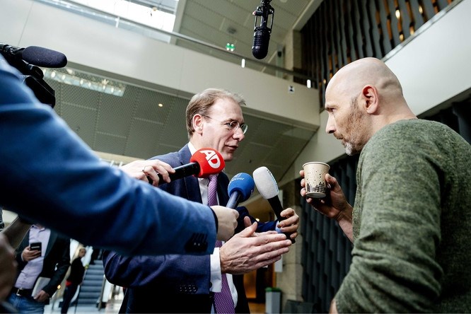 ‘Belastingdienst op bezoek bij ouders met zwartgelakt dossier’