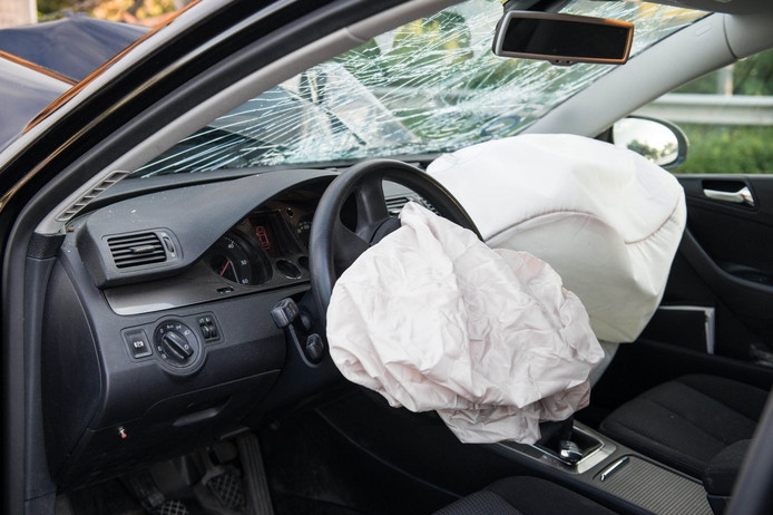Auto's mogelijk terug naar garage om airbags - De Limburger