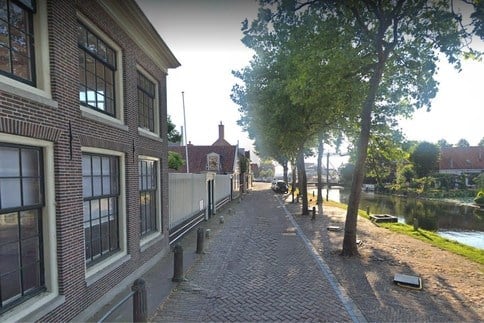 Lichaam ontdekt omdat twee onderbenen boven afvalbak uitsteken in Edam