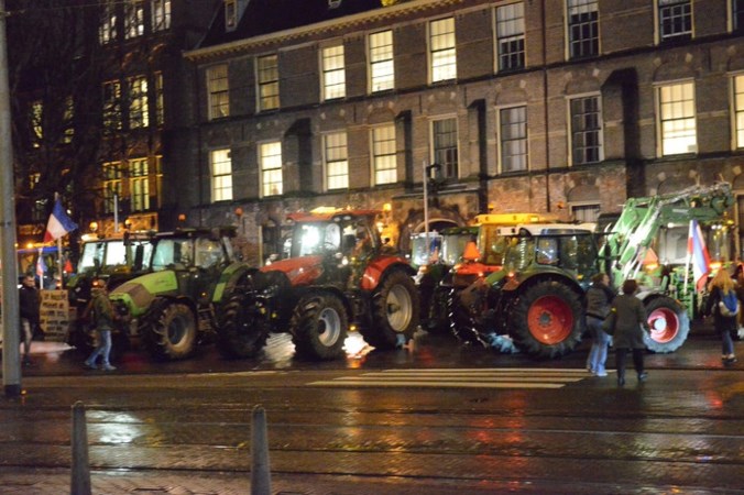 Verrassingsactie boeren: Binnenhof met tientallen trekkers geblokkeerd