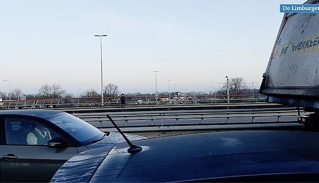 Frustratie in de blokkeerfile: een ooggetuigenverslag vanaf het A2-viaduct bij VDL-Nedcar in Born