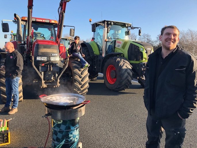 Teruglezen| Protestende boeren en bouwers zorgen voor chaos op Limburgse wegen