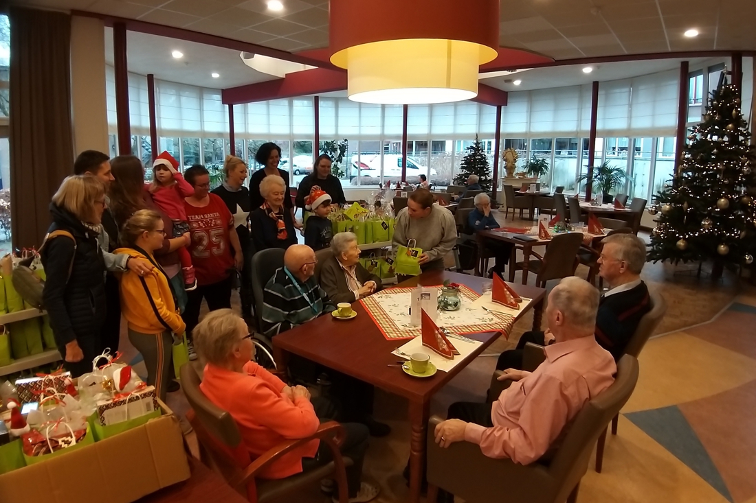 Sporters verrassen bewoners zorgcentrum Langedael met kerstc... - De Limburger