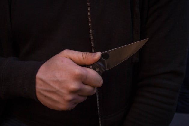 Koper Van Illegaal Vuurwerk Met Mes Bedreigd En Beroofd De Limburger