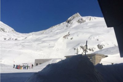 Lawine Treft Skipiste In Zwitserland Skiers Bedolven Onder De Limburger Mobile