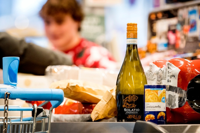 Bij deze supermarkten kun je op nieuwjaarsdag gewoon boodschappen halen - De Limburger