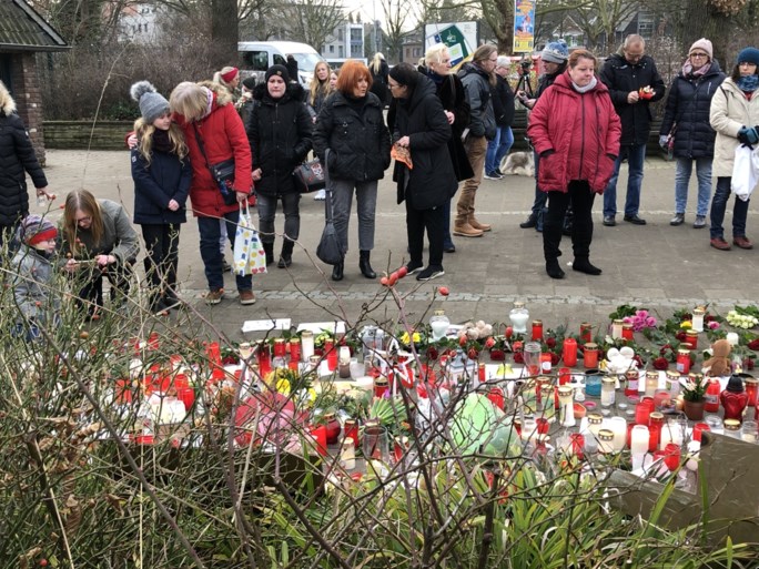 Bloemen, kaarsen en knuffels voor dode apen na brand in dierentuin Krefeld