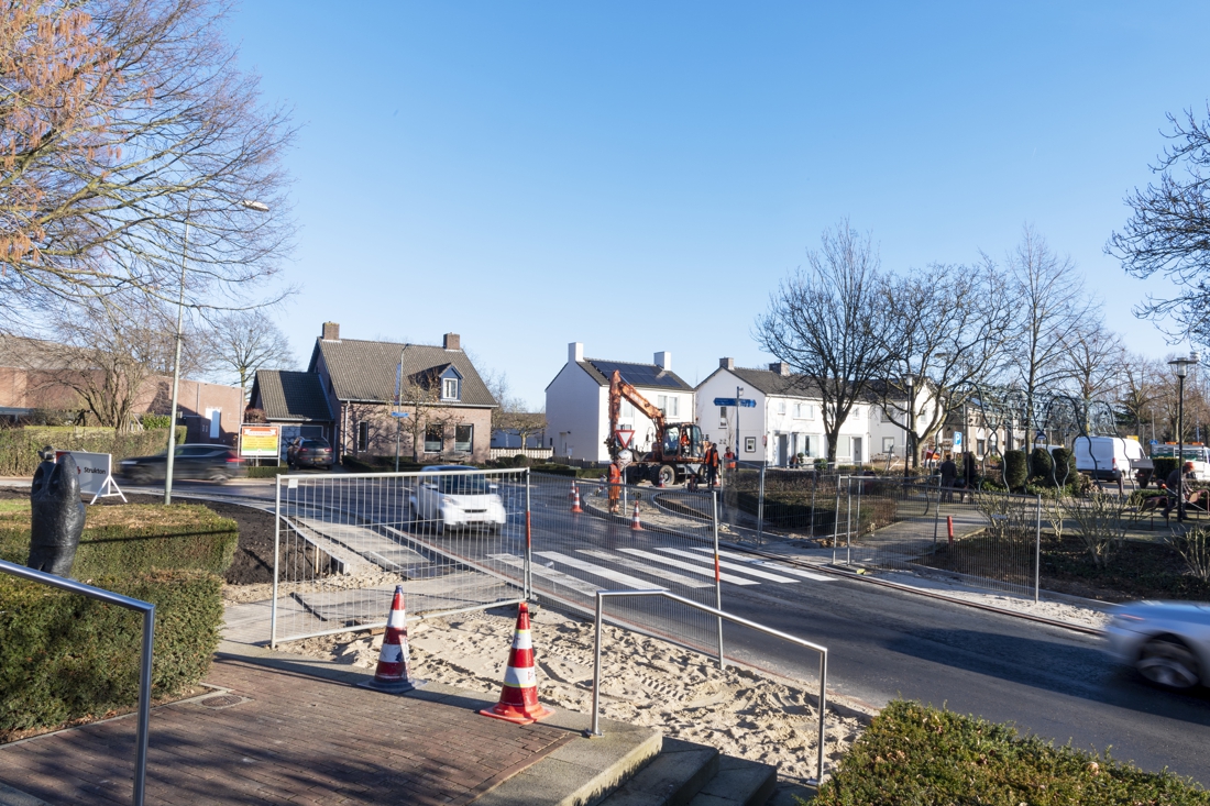 De geheel vernieuwde Wolfsstraat in Sint Geertruid is nog niet helemaal af - De Limburger