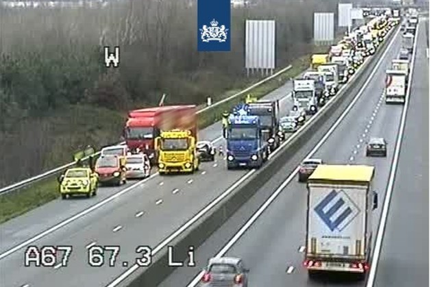 File door ongeluk op A67, rijstrook afgesloten
