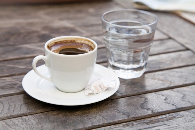 Waarom zou je water drinken bij je koffie?