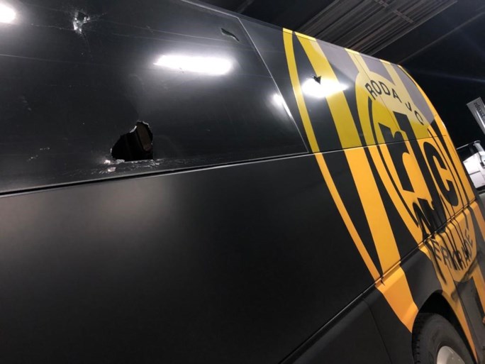 Spelersbus van Roda JC vernield en beklad met MVV-leus