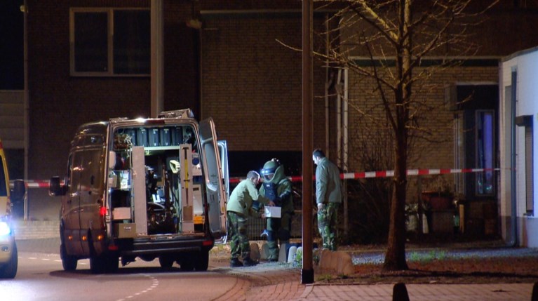 Meer dan 30 kilo zwaar vuurwerk en vuurwapens gevonden na explosie in Born