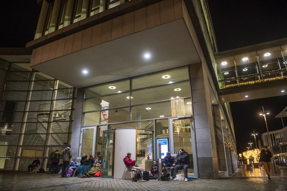 Kamperen voor het stadskantoor voor vergunningsaanvraag - De Limburger